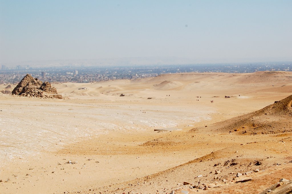 Pyramids of Giza 04